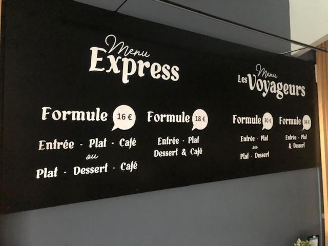 Hotel Restaurant Les Voyageurs Montaigu-Vendee Esterno foto