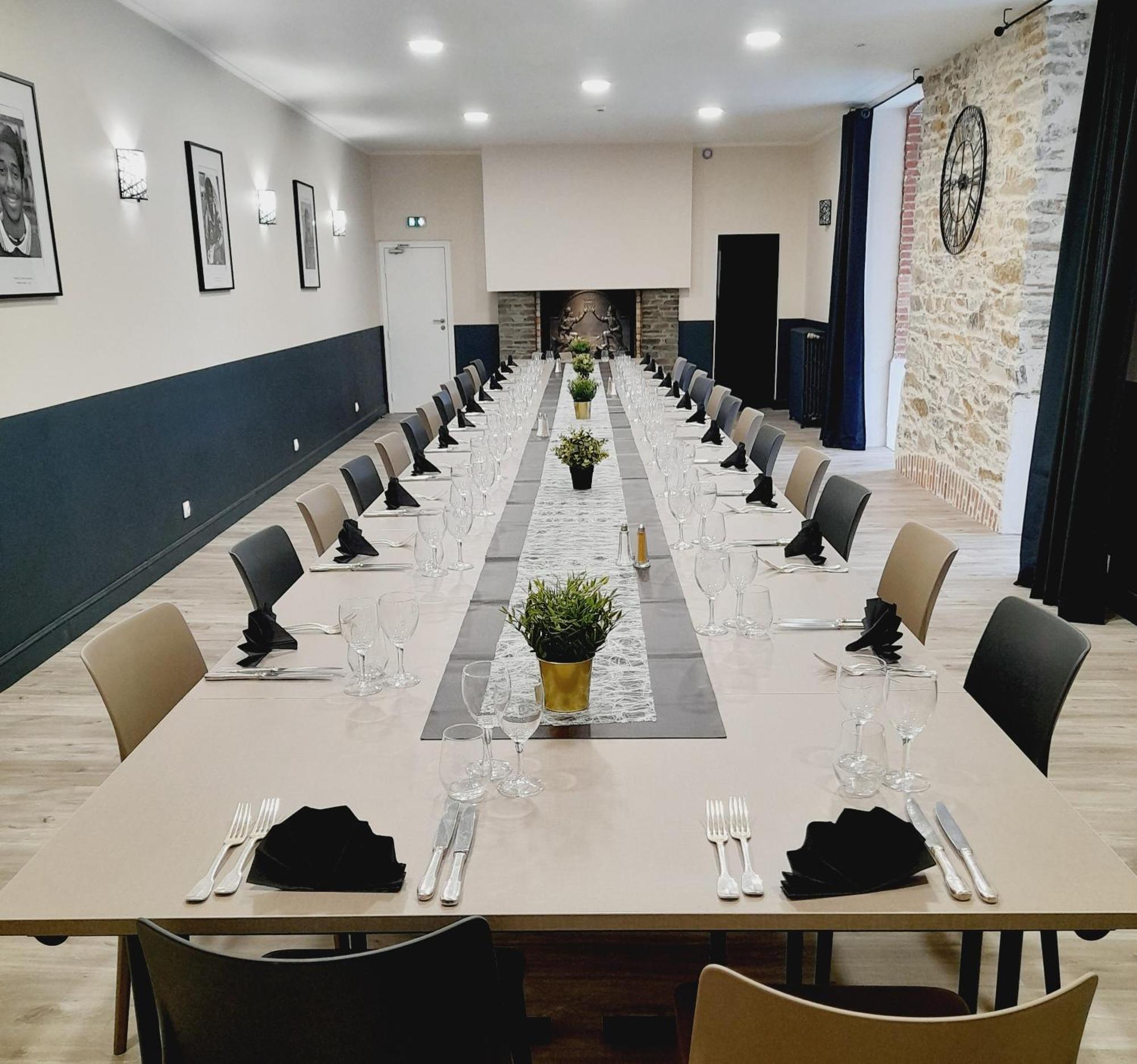 Hotel Restaurant Les Voyageurs Montaigu-Vendee Esterno foto