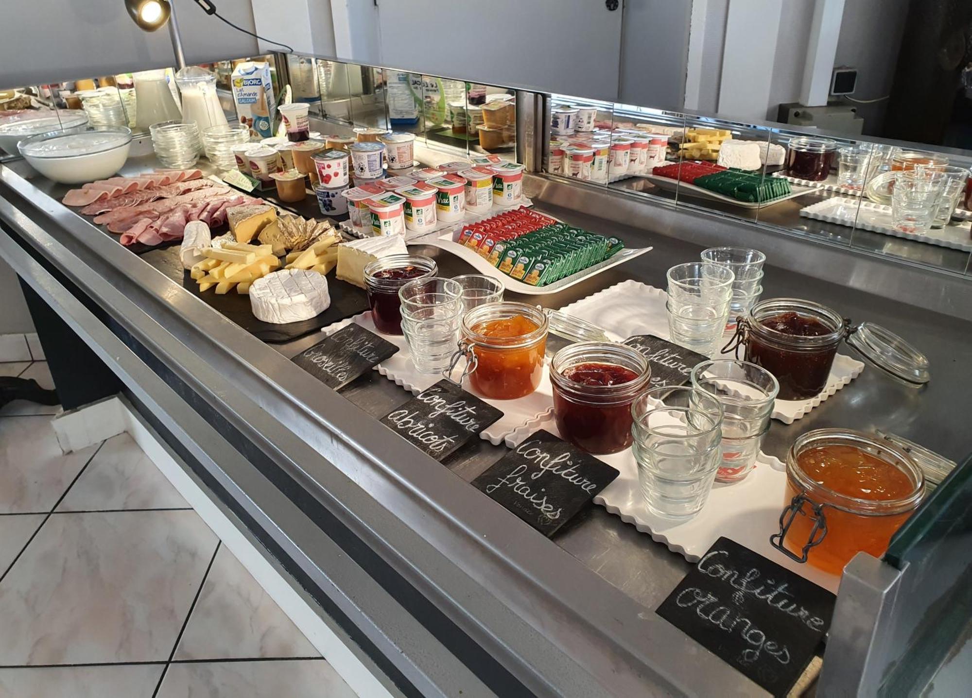 Hotel Restaurant Les Voyageurs Montaigu-Vendee Esterno foto