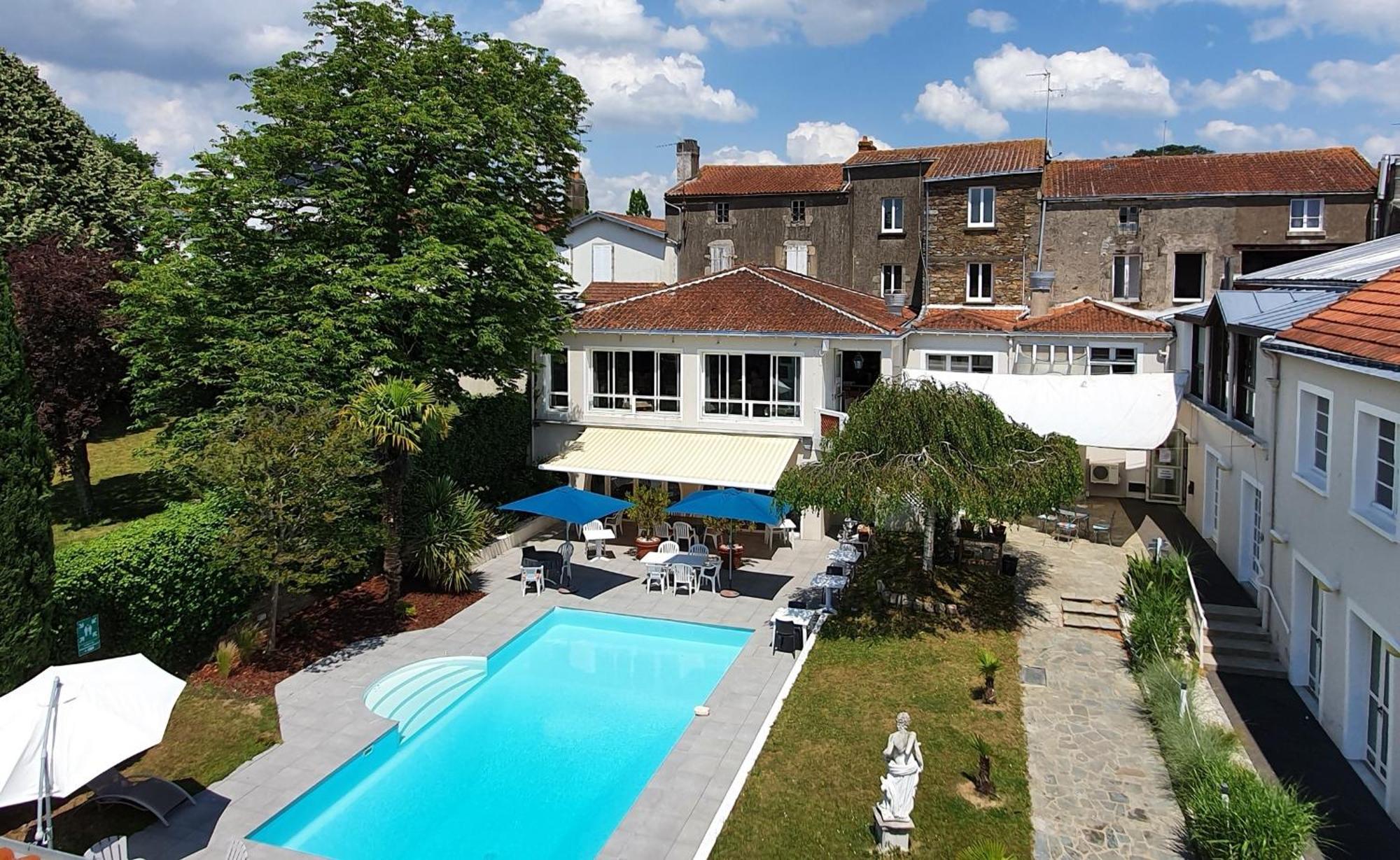 Hotel Restaurant Les Voyageurs Montaigu-Vendee Esterno foto