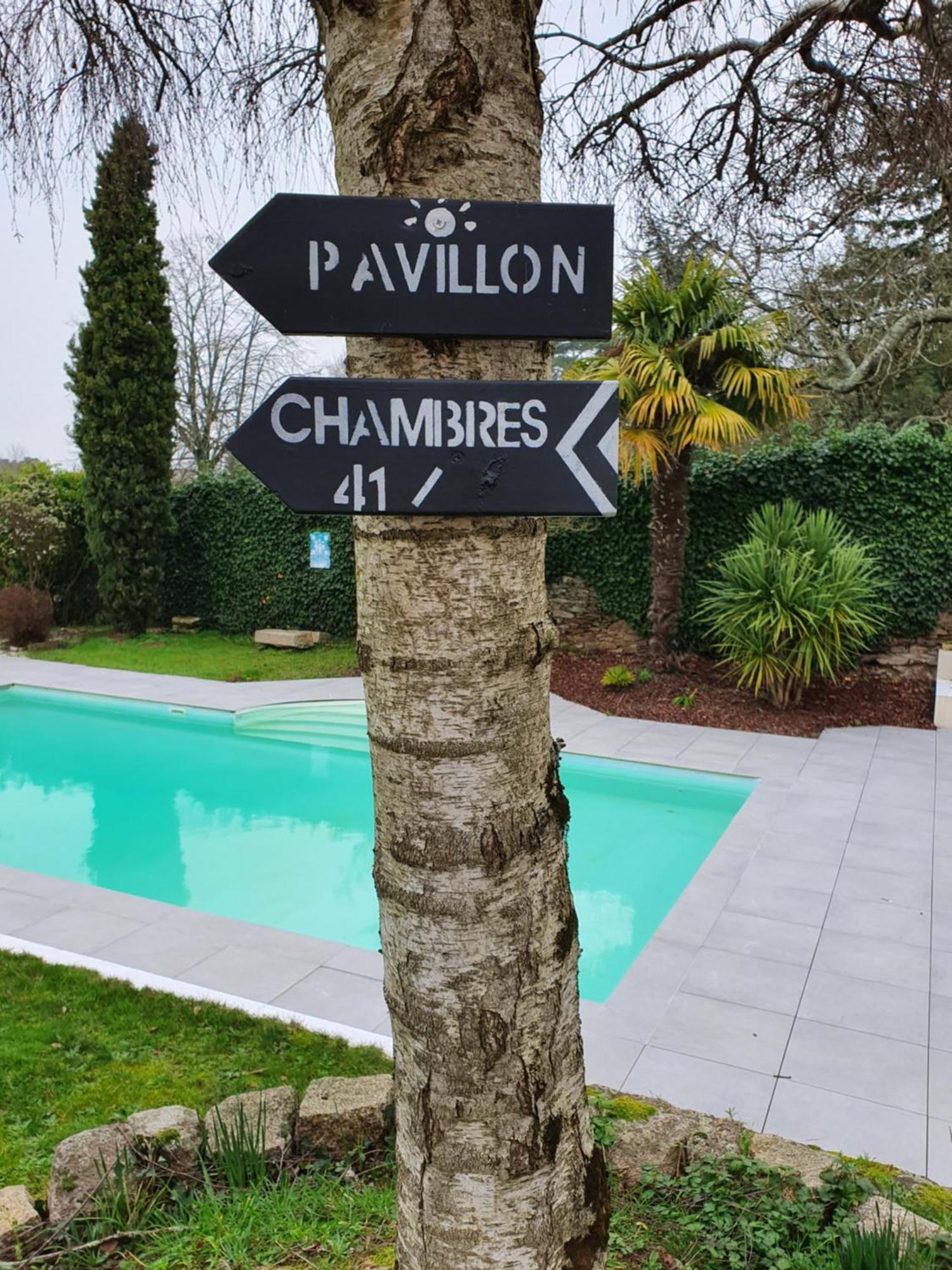 Hotel Restaurant Les Voyageurs Montaigu-Vendee Esterno foto