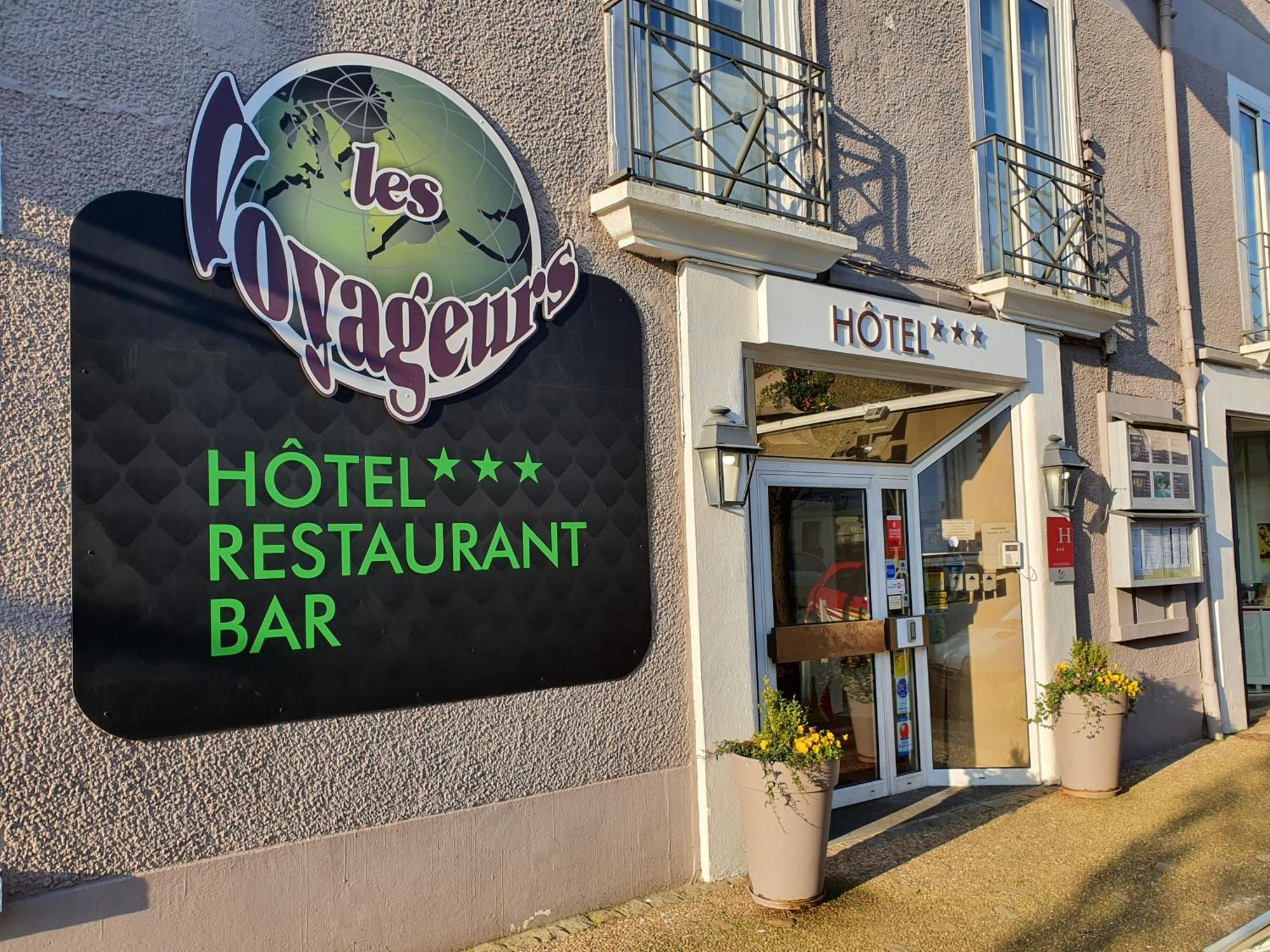 Hotel Restaurant Les Voyageurs Montaigu-Vendee Esterno foto