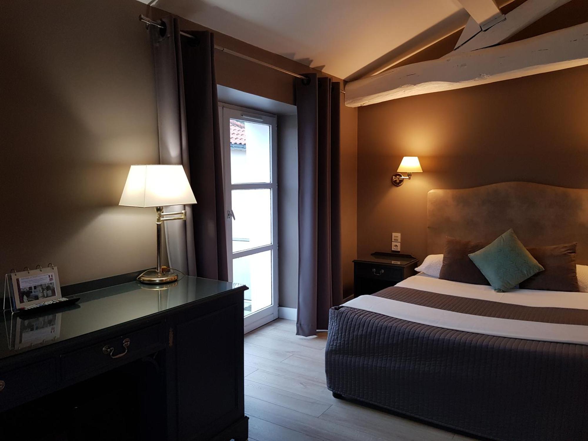 Hotel Restaurant Les Voyageurs Montaigu-Vendee Esterno foto