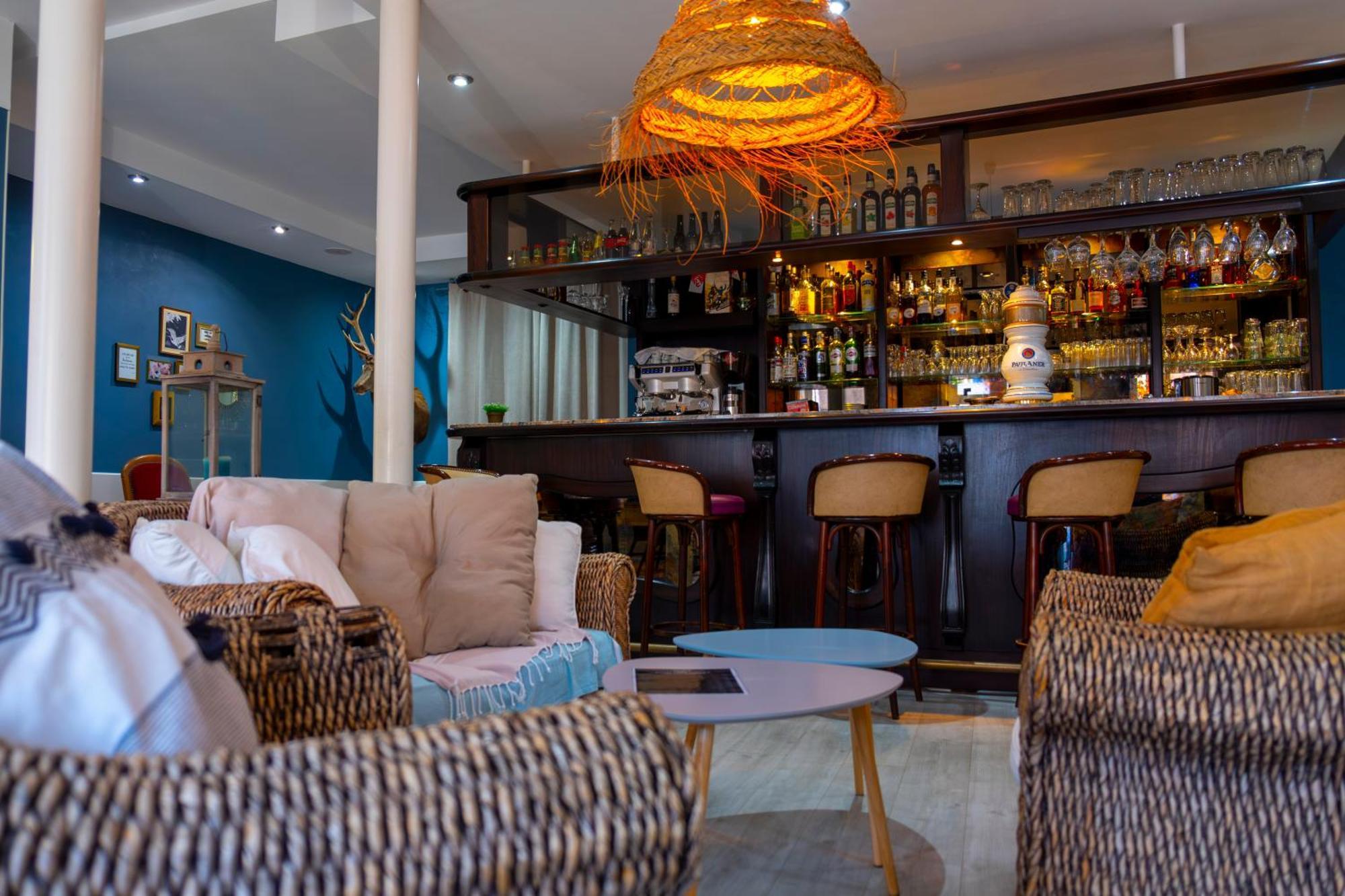Hotel Restaurant Les Voyageurs Montaigu-Vendee Esterno foto